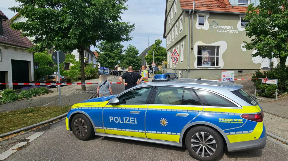26 June 2025, Baden-W&uuml;rttemberg, Wangen: Police cordons off a road in Wangen's district of Goeppingen, after a man was shot dead while approaching two police officers with a knife. A 27-year-old man brandishing a knife was shot dead by police on Thursday in the German town of Wangen, to the east of Stuttgart. The man had attacked the police officers with the knife, according to the criminal police office in Stuttgart. The officers responded by firing several shots. Photo: Andreas Rosar/dpa