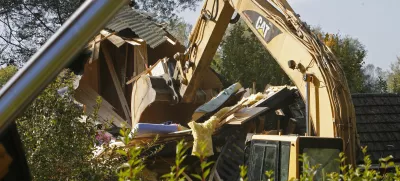 - rušenje na črno postavljenih objektov - - Vrtičakrjii v Črnučah - črna gradnja - nelegalni objekti na vrtičkih ob Savi med črnuškim mostom in mostom štajerske vpadnice- črnuški vrtičkarji niso od prejema odločbe inšpektorata odstranili nelegalno postavljenih objektov - gre za osem objektov kateri ležijo na zemljišču, ki je v lasti MOL, zato neznani graditelji niso mogli pridobiti gradbenega dovoljenja/FOTO: Jaka AdamičOPOMBA: ZA OBJAVO V ČASOPISU DNEVNIK