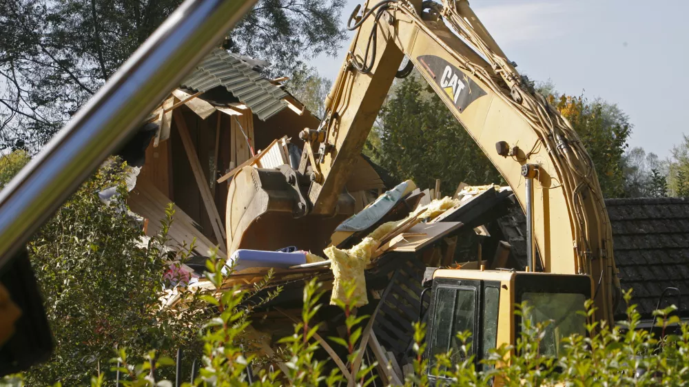 - ru&scaron;enje na črno postavljenih objektov - - Vrtičakrjii v Črnučah - črna gradnja - nelegalni objekti na vrtičkih ob Savi med črnu&scaron;kim mostom in mostom &scaron;tajerske vpadnice- črnu&scaron;ki vrtičkarji niso od prejema odločbe in&scaron;pektorata odstranili nelegalno postavljenih objektov - gre za osem objektov kateri ležijo na zemlji&scaron;ču, ki je v lasti MOL, zato neznani graditelji niso mogli pridobiti gradbenega dovoljenja/FOTO: Jaka AdamičOPOMBA: ZA OBJAVO V ČASOPISU DNEVNIK