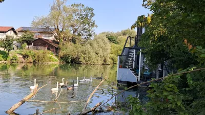 Plavajoče hi&scaron;ke čakajo na novega kupca na privezu na območju Livade daleč od centra mesta. Foto: Miha K. Turk 