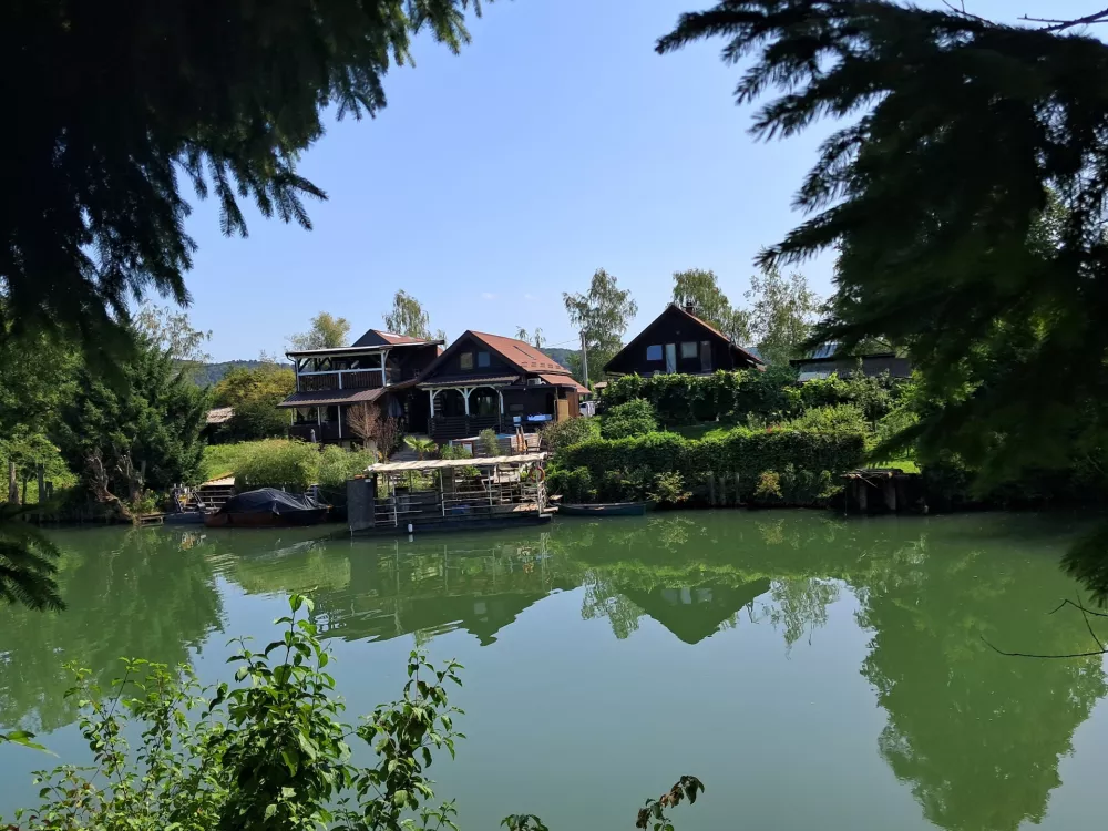 Občina je lani načrtovala, da bi hi&scaron;ice upravljal zasebnik, ki se ukvarja s turizmom na območju Livade. Ker niso mogli zagotoviti legalnnosti prenočevanja na reki so hi&scaron;ice umaknili na bližnje parcele. Zasebniku pa so povrnili stro&scaron;ke priklopa hi&scaron;ice. F: Miha K. Turk 