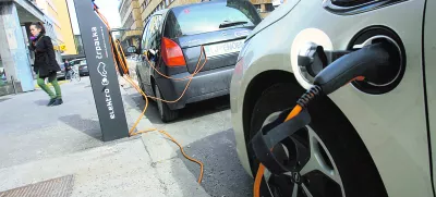 - električna polnilnica v Ljubljani - polnilna postaja - črpalka - električna mobilnost - vozilo z električno energijo - hibridna vozila - električno vozilo - vozilo na elektriko   //FOTO: Tomaž Zajelšnik