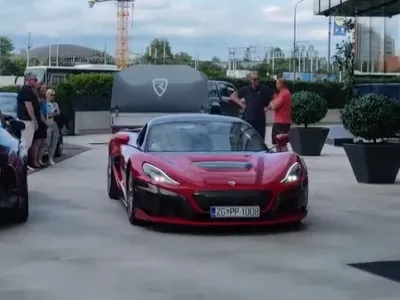 Rimac Nevera, ki ga je kupil Luka Dončić. Dončić za volanom pred hotelom Plata v Ljubljani, avgust 2025.