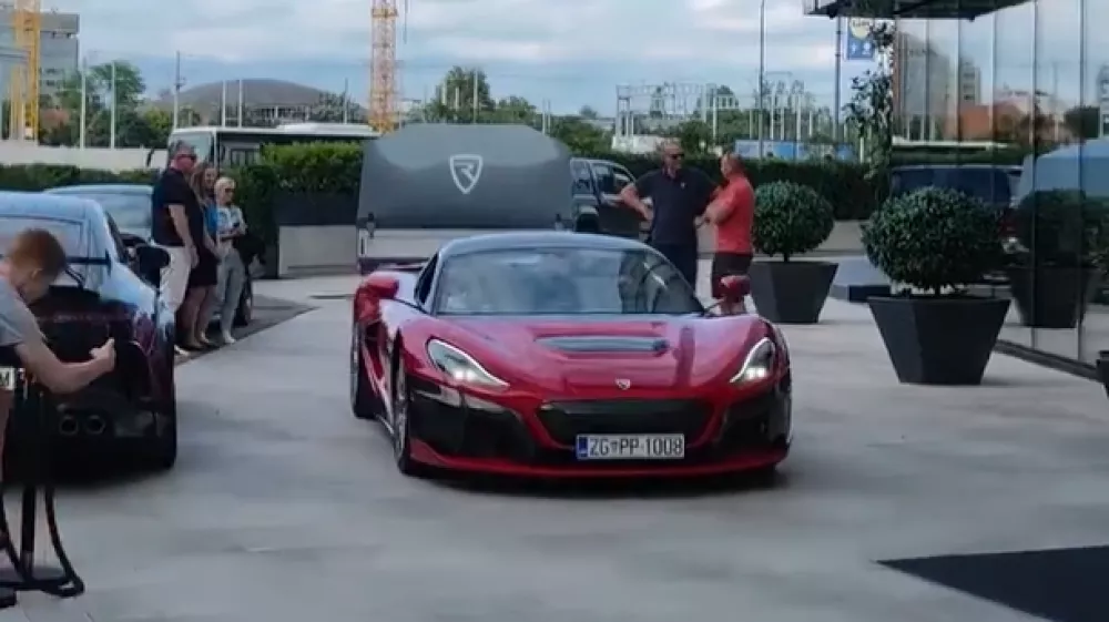 Rimac Nevera, ki ga je kupil Luka Dončić. Dončić za volanom pred hotelom Plata v Ljubljani, avgust 2025.