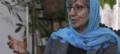 Sima Samar, a prominent activist and physician, who has been fighting for women's rights in Afghanistan for the past 40 years, speaks during an interview at her house in Kabul, Afghanistan, on March 6, 2021, six months before the Taliban takeover of her country. A year after that seismic shift, Samar says that she is still heartbroken over what happened to Afghanistan. (AP Photo/Rahmat Gul) / Foto: Rahmat Gul