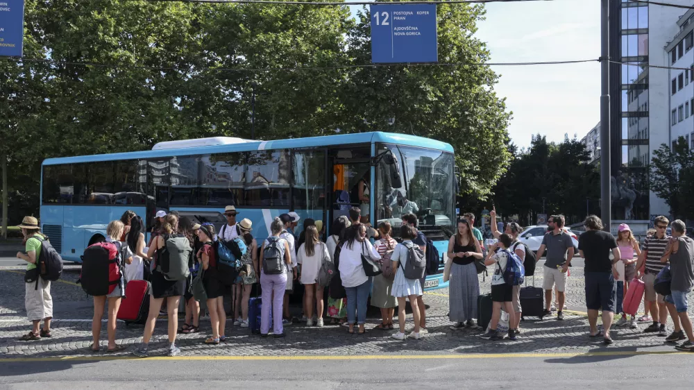 Vsakodnevna zmeda na avtobusni in železni&scaron;ki postaji