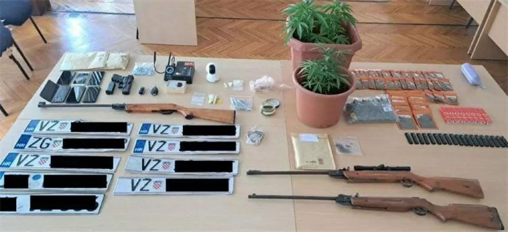 Poleg avta v garaži so v hi&scaron;ni preiskavi odkrili &scaron;e orožje in več drugih ukradenih stvari. 