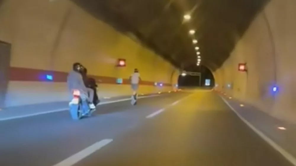 Vožnja z e-skirojev po tunelu na Hrva&scaron;kem. 