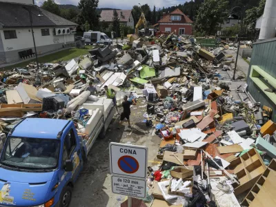 odpadki zbirni center pred ZD Menge&scaron; - - 07.08.2023 - Najhuj&scaron;a naravna ujma v zgodovini Slovenije - prizadeti dve tretjini države - ujma - poplave &ndash;  PREGLED LETA 2023//FOTO: Luka Cjuha