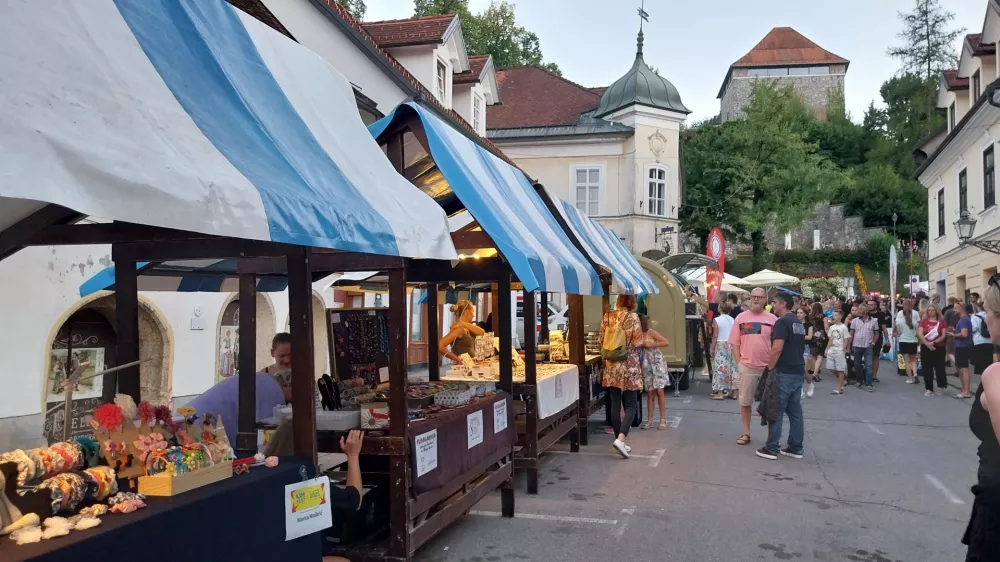 Del festivala je tudi Diversity sejem, kjer lokalni ustvarjalci in rokodelci &ndash; med njimi tudi posamezniki iz ranljivih skupin &ndash; predstavljajo unikatne izdelke
