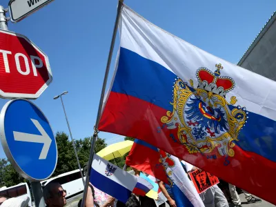 protest Ukrajincev, ki živijo v Sloveniji - domobranska zastava - - Kranjska deželna zastava - grb dežele Kranjske - moder orel z rdečimi nogami - - 30.07.2016 - Obisk predsednika Rusije Vladimirja Putina v Sloveniji - Foto: Tomaž Skale / Foto: Tomaž Skale