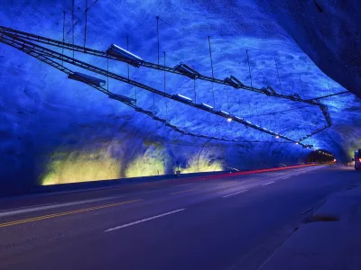 Različne barvne kombinacije in oblike stropa razbijejo monotonost in poskrbijo, da so vozniki lažje zbrani. / Foto: Istock