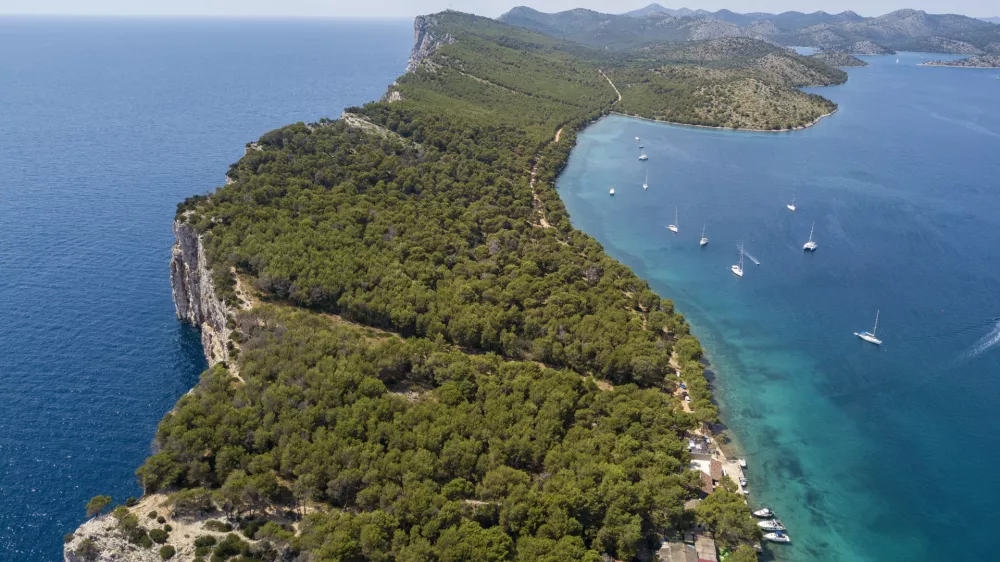 Aerial view of the island of Dugi Otok in front of the city of Zadar, Croatia. Coastline. Cliff overlooking the sea and lagoon. / Foto: Naeblys