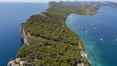 Aerial view of the island of Dugi Otok in front of the city of Zadar, Croatia. Coastline. Cliff overlooking the sea and lagoon. / Foto: Naeblys