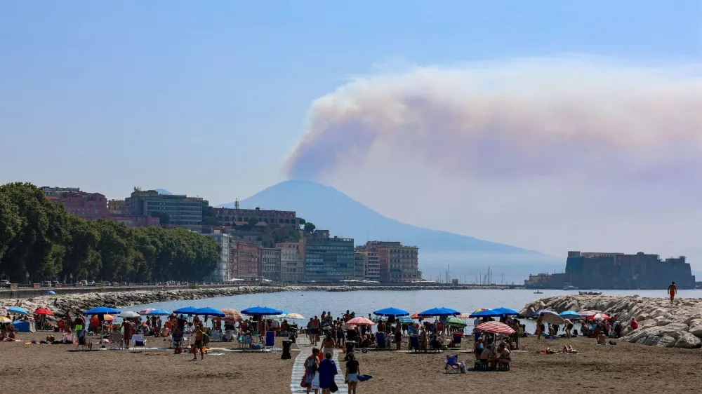 Dim je mogoče videti tudi iz bližnjega Neaplja. Foto: Profimedia