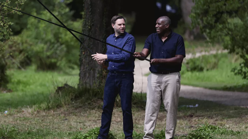 Ameri&scaron;ki podpredsednik je trenutno na obisku v Veliki Britaniji, kjer sta se&nbsp;z britanskim zunanjim ministrom Davidom Lammyjem preizkusila tudi v lovljenju rob. Foto AP