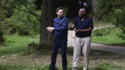 Ameri&scaron;ki podpredsednik je trenutno na obisku v Veliki Britaniji, kjer sta se&nbsp;z britanskim zunanjim ministrom Davidom Lammyjem preizkusila tudi v lovljenju rob. Foto AP