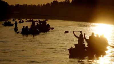 - 6. Mednarodni spust s tradicionalnimi murskim ladjami po reki Muri 2008, od mostu čez Muro v Cmureku v Avstriji do Dekanovca v Republiki Hrva&scaron;ki., reka Mura- Moto prireditve je zbliževanje med sosednjimi narodi, ki živijo ob reki Muri, namen prireditve pa je oživljanje starih običajev, vzpodbujanje zavedanja o ekologiji //FOTO: Bojan VelikonjaOPOMBA: ZA OBJAVO V PRILOGI &ndash; DNEVNIKOV OBJEKTIV - REPORTAŽA