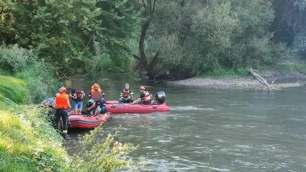 Na Muri se je prevrnil čoln. 