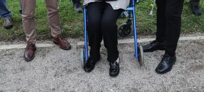 - upokojenci, opora, starostniki- 17.04.2025 - odkritje spominske table, posvečene humanitarki Aniti Ogulin (1952-2024), ki ga pripravljata Zveza Anita Ogulin in ZPM v sodelovanju z Društvom Zeleni prstan//FOTO: Jaka Gasar