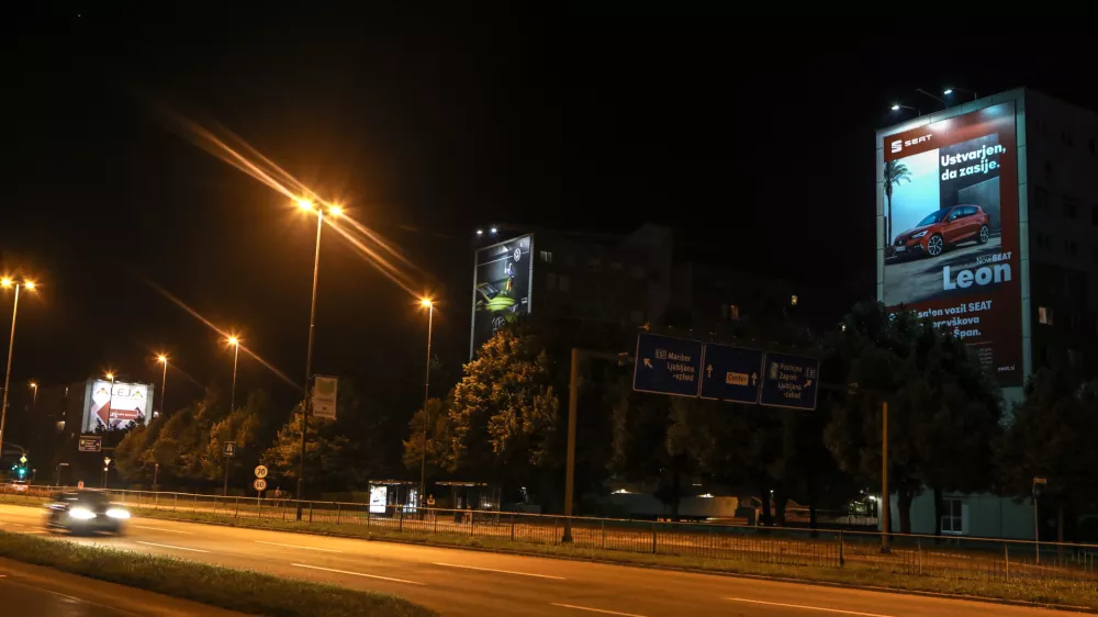 - 11.08.2020 &ndash; Celov&scaron;ka cesta v Ljubljani - svetlobno onesnaževanje - svetleči reklamni pano &ndash; meritev svetlosti &ndash;  //FOTO: Luka Cjuha.