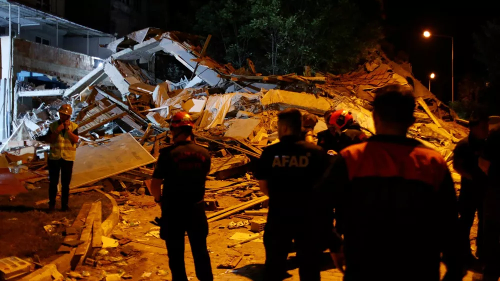 Search and rescue teams stand next to a collapsed building after an earthquake in Sindirgi, in the western Balikesir province, Turkey, August 11, 2025. REUTERS/Efekan Akyuz   TPX IMAGES OF THE DAY