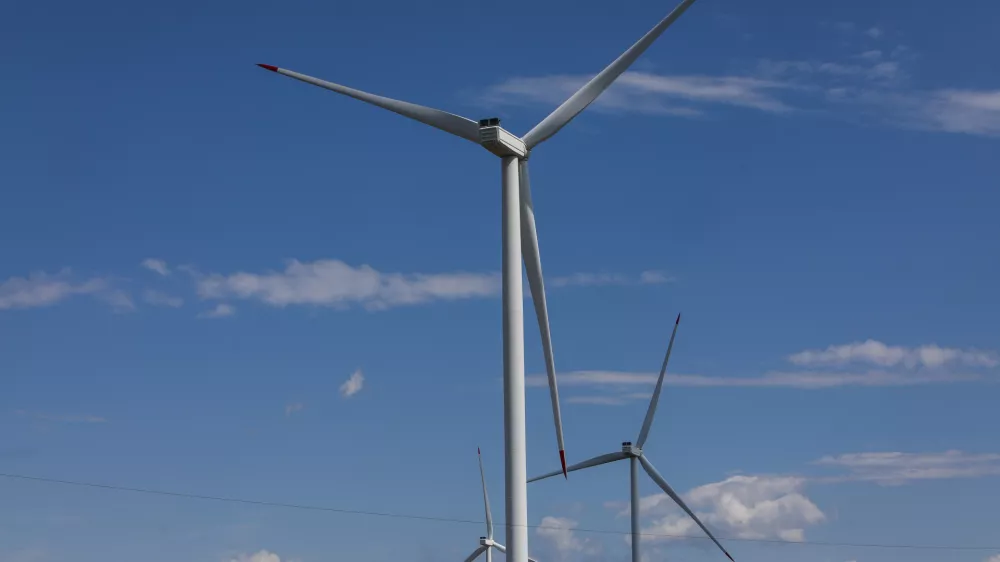 - Vetrna elektrarna, obnovljivi viri energije.- 24.07.2024. - VE Ljubač. - Vetrna elektrarna Ljubač v bližini Knina na Hrva&scaron;kem, v lasti Petrola, sestavlja 9 vetrnic vsaka po 3,6 MW, Celotna elektrarna ima 32,4 MW skupne nazivne moči in 85-90 GWh predvidene letne proizvodnje energije.//FOTO: Bojan VelikonjaOPOMBA: ZA OBJAVO V OBJEKTIVU!!!!