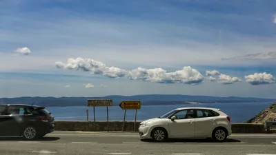 - Na poti iz Splita proti Makarski.- Cesta nad plažo Vruja pri vasi Dubci.- Makarska riviera.- Hrva&scaron;ka- 27.05.2025. - Reportaža o Jadranski magistrali ob 60. obletnici izgradnje in 70. obletnici začetka gradnje.- Jadranska magistrala, cesta, hrva&scaron;ka obala.OPOMBA: ZA OBJAVO V OBJEKTIVU!//FOTO: Bojan Velikonja