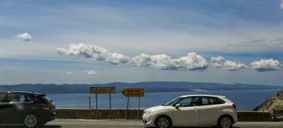 - Na poti iz Splita proti Makarski.- Cesta nad plažo Vruja pri vasi Dubci.- Makarska riviera.- Hrvaška- 27.05.2025. - Reportaža o Jadranski magistrali ob 60. obletnici izgradnje in 70. obletnici začetka gradnje.- Jadranska magistrala, cesta, hrvaška obala.OPOMBA: ZA OBJAVO V OBJEKTIVU!//FOTO: Bojan Velikonja