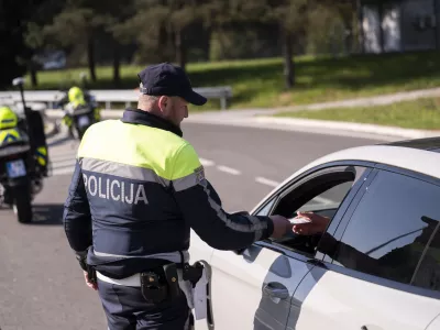 prometni nadzorpolicija - simbolična fotografijaprometna policijavarnost v prometupolicija na motorjihmotoristična policijaprehitri voznikiavtocestna policijaalkotestalkohol v prometu08.04.2025 Policijski nadzor, počivali&scaron;če PovodjeFOTO: Nik Erik Neubauer