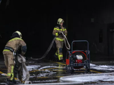 - 13.01.2017 - Ljubljanski potni&scaron;ki promet (LPP), Celov&scaron;ka cesta 160, - požar v servisni delavnici kjer sta zagorela dva mestna avtobusa -     //FOTO: Jaka Gasar