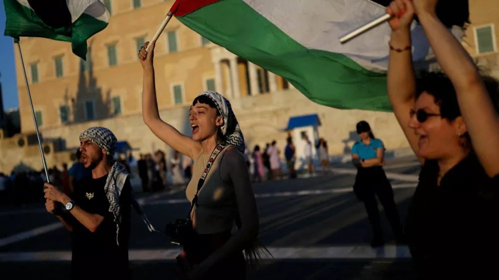 Pro-Palestinian protesters shout slogans in front of the Greek Parliament during a protest, part of demonstrations taking place across Greece, in Athens, August 10, 2025. REUTERS/Stelios Misinas   TPX IMAGES OF THE DAY / Foto: Stelios Misinas