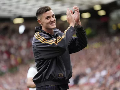 09 August 2025, United Kingdom, Manchester: Manchester United's Benjamin Sesko applauds the fans as he is introduced to the crowd before a pre-season friendly soccer match between Manchester United and Fiorentina at Old Trafford. Photo: Nick Potts/PA Wire/dpa