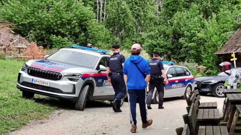 Racija avstrijske policije na Per&scaron;manovi domačiji na Avstrijskem Koro&scaron;kem, kjer je potekal antifa&scaron;istični shod slovenskih &scaron;tudentov.Foto: organizatorji shoda / zajem zaslona