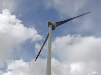 - druga elektrarna na veter v Sloveniji - električna energija - energetika - vetrnica - 22.04.2014 Razdrto - Vetrna elektrarna Nanos - stolp vetrnice je visok 53 metrov, elisa meri v premeru 44 metrov, moč naprave pa je 910 kilovatov - proizvedla bo predvidoma 1,6 gigavatne ure električne energije. //FOTO: Bojan Velikonja