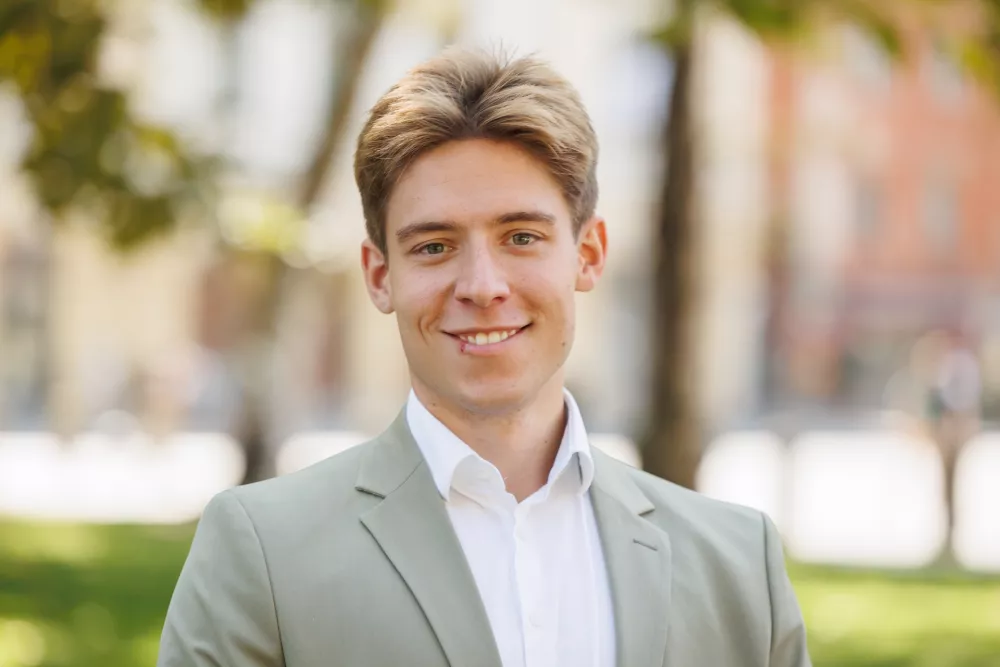 Ljubljana, park Zvezda.Novinarska konferenca Mladinskega sveta Slovenije (MSS) ob mednarodnem dnevu mladih, na kateri so med drugim predstavili rezultate kampanje Mladi spreminjamo svet - prostovoljno! oz. #MSSprostovoljno ter uradno predstavili mnenjski dokument MSS o prostovoljstvu mladih, ki zdruzuje kljucne predloge za nadaljnji razvoj podrocja.