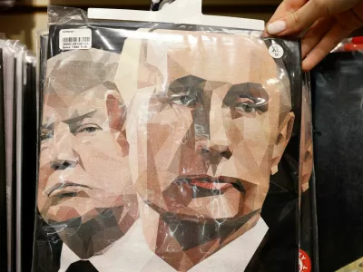 A vendor shows a T-shirt with images of Russian President Vladimir Putin and U.S. President Donald Trump during a demonstration at a gift shop in central Moscow, Russia, August 12, 2025. REUTERS/Yulia Morozova