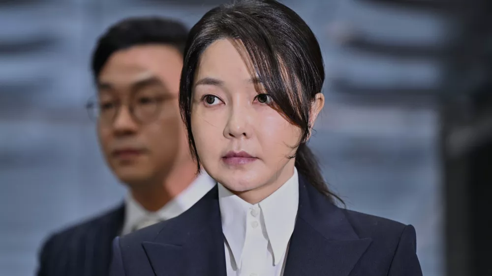 South Korea's former first lady Kim Keon Hee, wife of impeached former president Yoon Suk Yeol, arrives at a court to attend a hearing to review her arrest warrant requested by special prosecutors, in Seoul, South Korea, Tuesday, Aug. 12, 2025. (Jung Yeon-je/Pool Photo via AP)