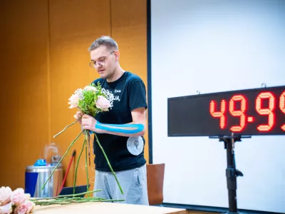 Slovenj Gradec.Koroski florist Zan Zolger je v prostorih MKC v Slovenj Gradcu ob 8. uri zacel cvetlicni maraton, v katerem namerava 24 ur izdelovati sopke in s tem postaviti Guinnessov rekord v izdelovanju sopkov. Izdelani sopki bodo po zakljucku maratona na prodaj, polovica izkupicka bo sla v dobrodelne namene.Foto: KN media
