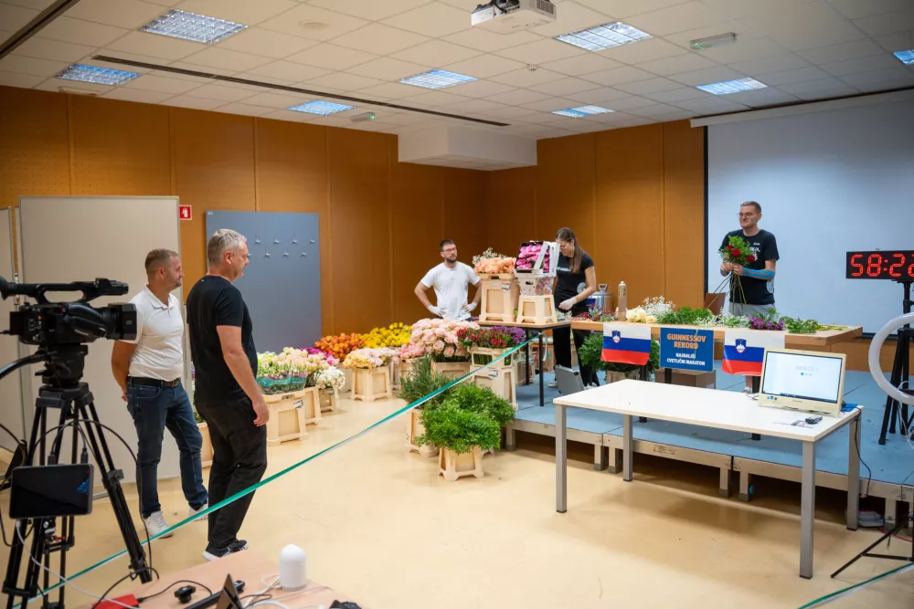 Slovenj Gradec, MKC.Koroski florist Zan Zolger je v prostorih MKC v Slovenj Gradcu ob 8. uri zacel cvetlicni maraton, v katerem namerava 24 ur izdelovati sopke in s tem postaviti Guinnessov rekord v izdelovanju sopkov.Za podvig pripravljeno cvetje.Zupan MO Slovenj Gradec Tilen Klugler.Foto: KN media