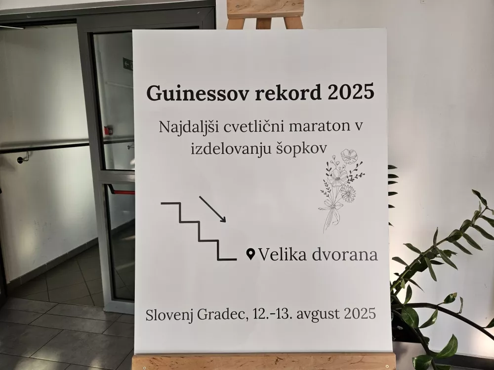 Slovenj Gradec, MKC.Koroski florist Zan Zolger je v prostorih MKC v Slovenj Gradcu ob 8. uri zacel cvetlicni maraton, v katerem namerava 24 ur izdelovati sopke in s tem postaviti Guinnessov rekord v izdelovanju sopkov.Napis.
