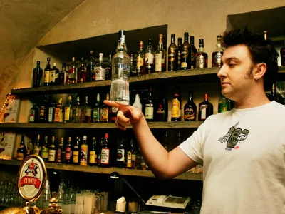 Var&scaron;ava, Poljska, lokal, bar. Foto: Profimedia