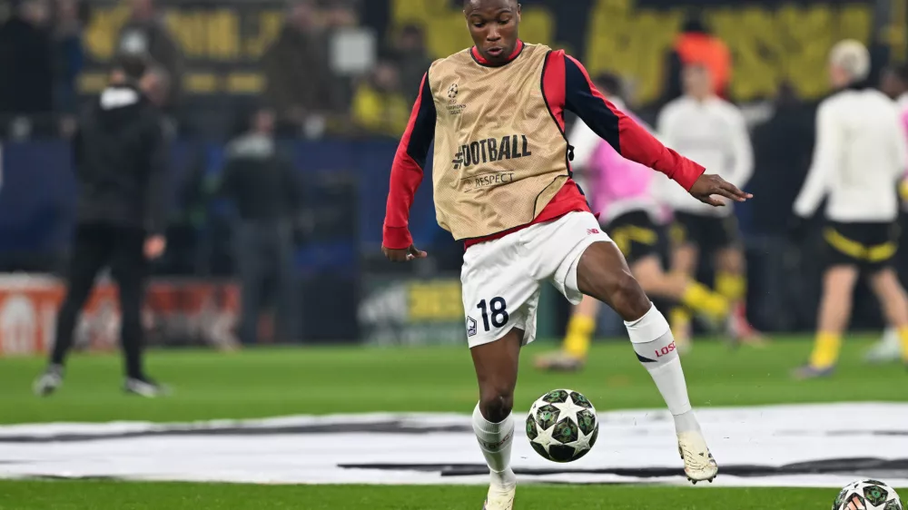 FILED - 04 March 2025, Dortmund: Lille's Bafode Diakite warms up ahead of the UEFA Champions League round of 16 first-leg soccer match between Borussia Dortmund and LOSC Lille at Signal Iduna Park. Photo: Federico Gambarini/dpa