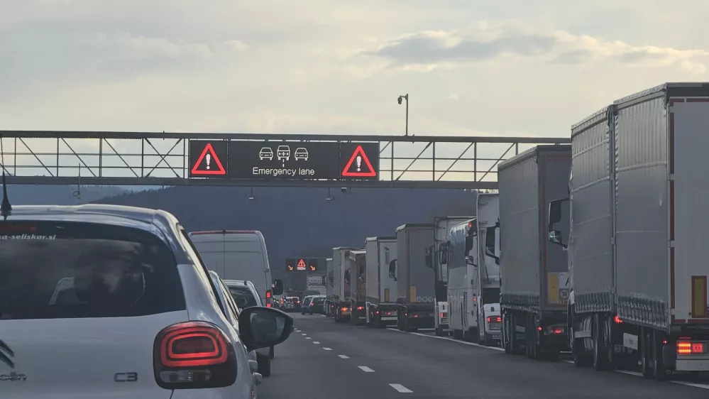 Ljubljana, primorska avtocesta.Resevalni pas vozil na avtocesti.