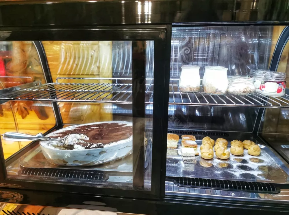 Hladilnik s sladicami / Foto: Miha First