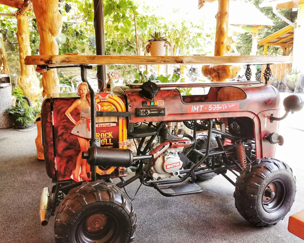 Stari traktor kot &scaron;ank / Foto: Miha First