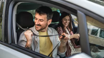 Naj smo v vlogi potnika ali voznika, ko se usedemo v avto, se moramo takoj nujno pravilno pripeti z varnostnim pasom. / Foto: Istock