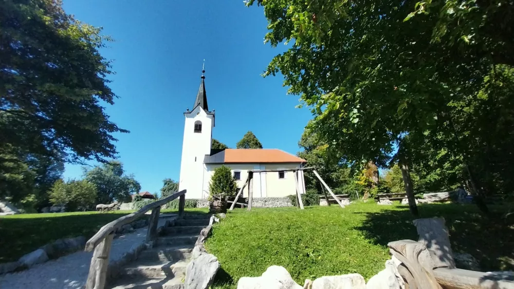 Cerkev sv. Nikolaja na Gradi&scaron;ču v Petru&scaron;nji vas v / Foto: Vesna Levičnik