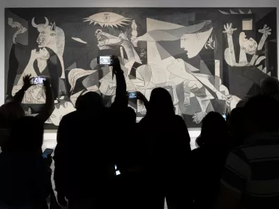 Guernica, das Bild von Picasso gilt als eines der bedeutenstenden Werke der Kunstgeschichte im Museum Reina Sofia. Das Museo Nacional Centro de Arte Reina Sofia MNCARS ist ein Kunstmuseum, eine Pinakothek und Bibliothek in Madrid. Der Fundus des Museums umfasst rund 25.000 Werke, von denen rund 2.000 in den Ausstellungss&auml;len zu sehen sind. 2016 hatte das Museum mehr als 3,3 Millionen Besucher. *** Guernica, the painting by Picasso, is considered one of the most important works in the history of art in the Reina Sofia Museum. The Museo Nacional Centro de Arte Reina Sofia MNCARS is an art museum, art gallery and library in Madrid. The museum s collection comprises around 25,000 works, of which around 2,000 are on display in the exhib GMS18995,Image: 989314585, License: Rights-managed, Restrictions: imago is entitled to issue a simple usage license at the time of provision. Personality and trademark rights as well as copyright laws regarding art-works shown must be observed. Commercial use at your own risk., Model Release: no / Foto: Profimedia