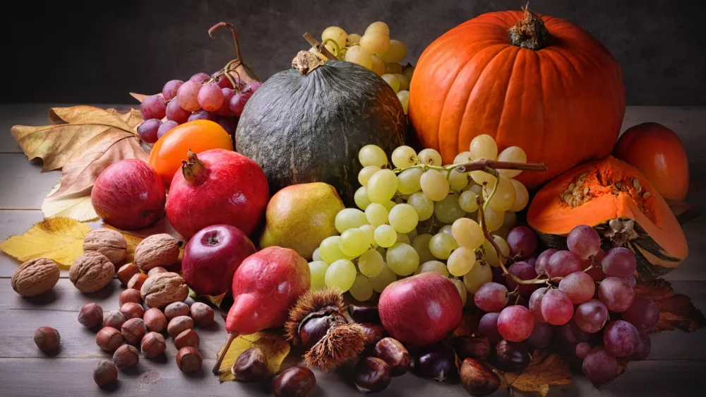 Autumn fruits on wooden table, close-up. / Foto: Fabiomax